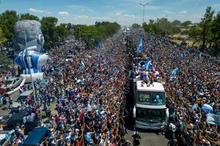 Quatro milhões na rua, autocarro preso na multidão, jogadores retirados de helicóptero: assim foi a festa dos campeões mundiais na Argentina