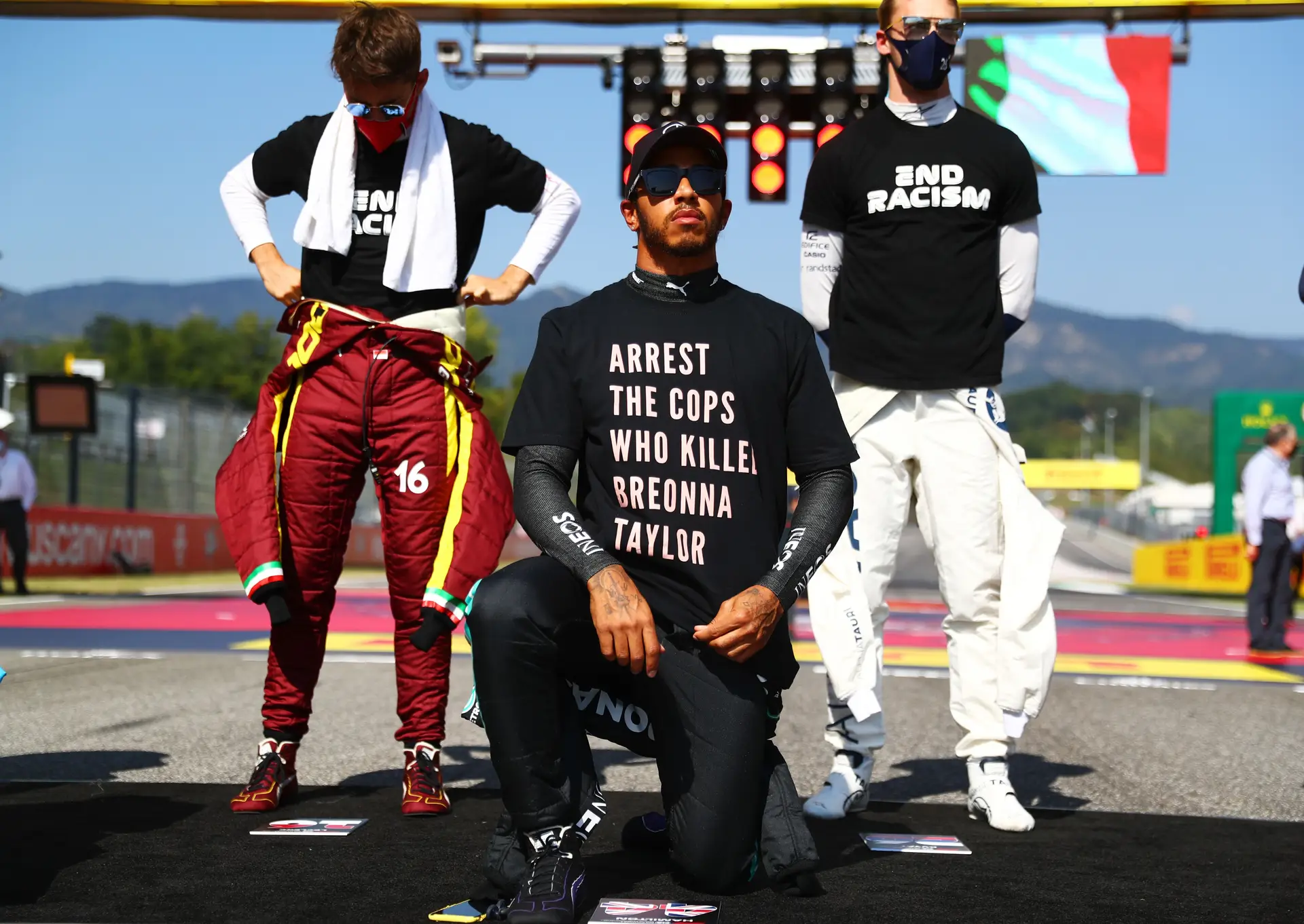 Hamilton e Vettel não viraram a cara à luta e a FIA não gostou. A partir de agora, o discurso político dos pilotos exige autorização prévia