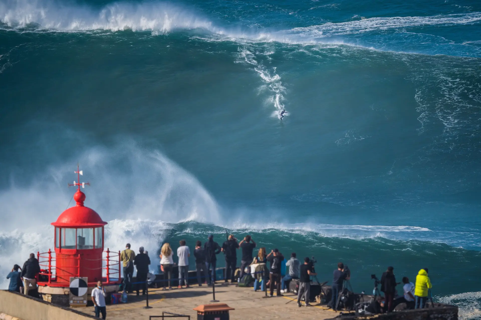 As ondas gigantes estão a chegar (de novo) à Nazaré: como se prepara e vive a prova que deixa a vila com “duas caras”