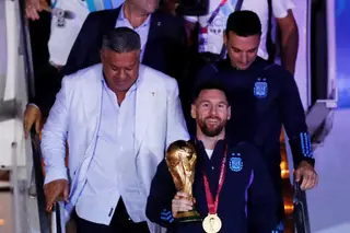 Seleção argentina recebida em casa por multidão de adeptos