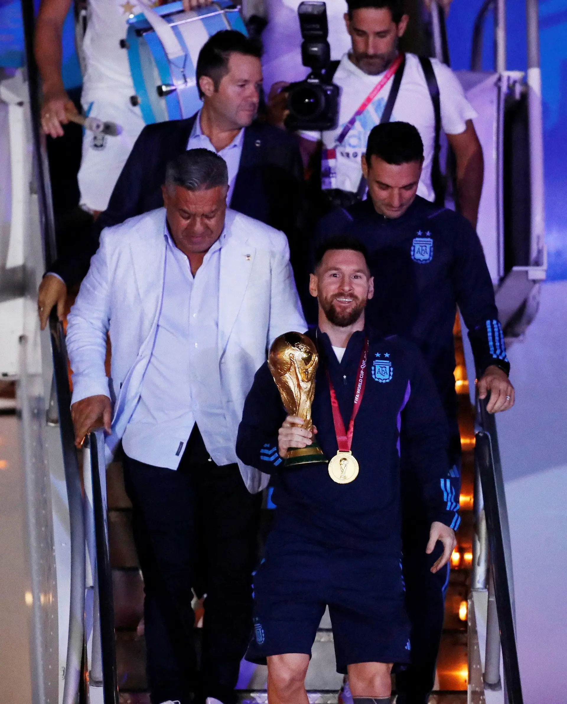 Messi na chegada da taça de Campeão do Mundo à Argentina
