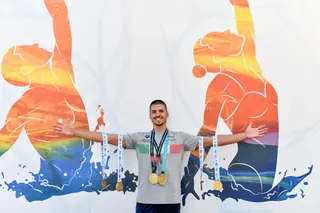 Giorgio Minisini é italiano, tem 26 anos e já foi três vezes campeão mundial, além das quatro medalhas de ouro que conquistou em Europeus de natação artística (ou sincronizada)