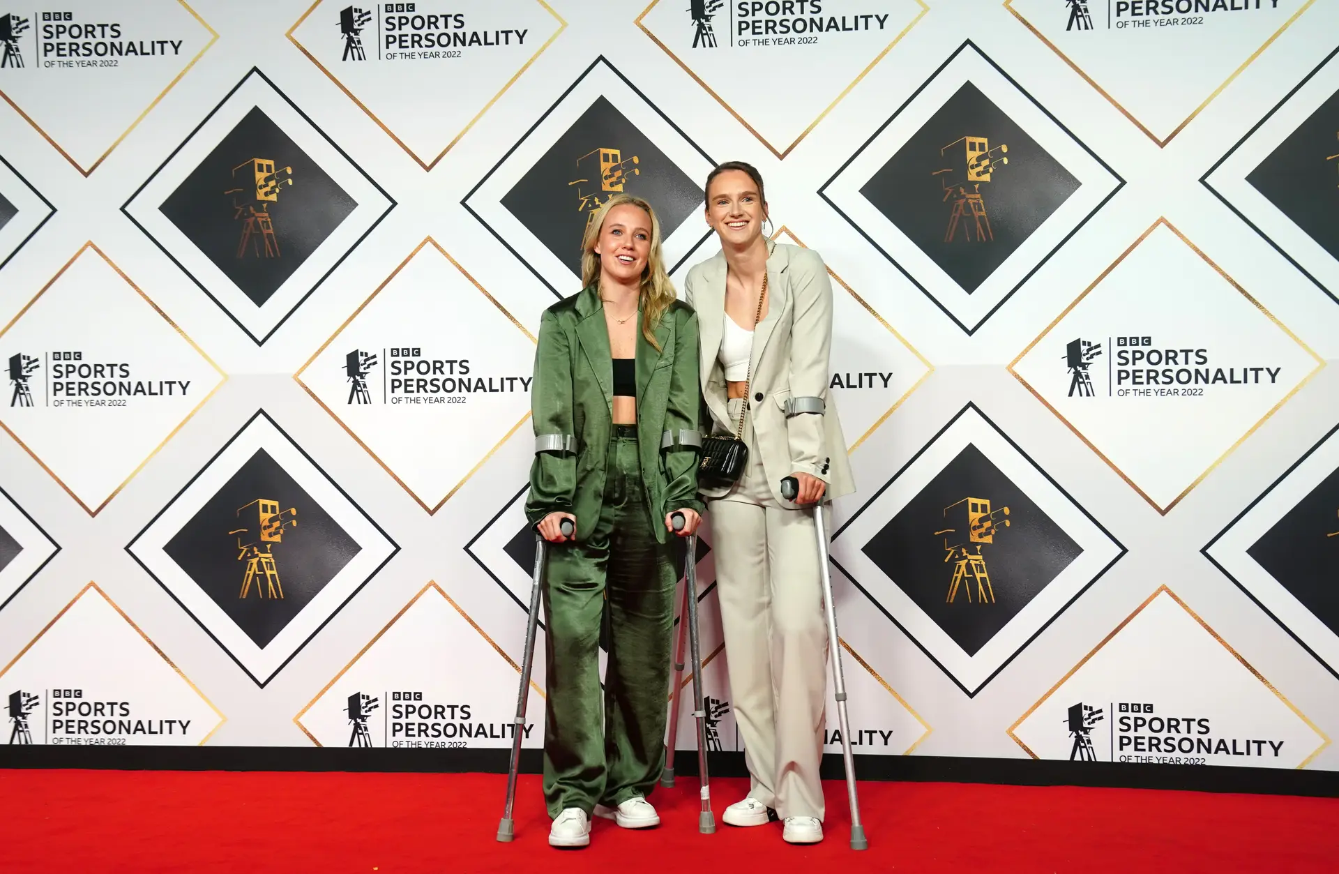 Beth Mead, internacional inglesa do Arsenal, e a sua companheira Vivianne Miedema, neerlandesa, sofreram ambas roturas do ligamento cruzado anterior