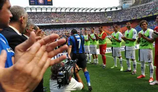 O adeus de Figo ao futebol, num Inter - Atalanta, em maio de 2009