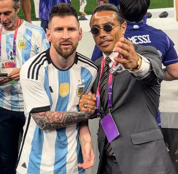 A FIFA quer saber como, na final do Mundial, um chef conhecido pela forma como atira sal para a carne entrou no relvado e levantou o troféu