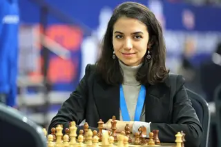 Jogadora de xadrez iraniana que competiu sem hijab recebeu chamadas com avisos para não regressar ao Irão
