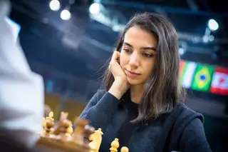 Jogadora de xadrez iraniana competiu num torneio sem o hijab e optou por não regressar ao país