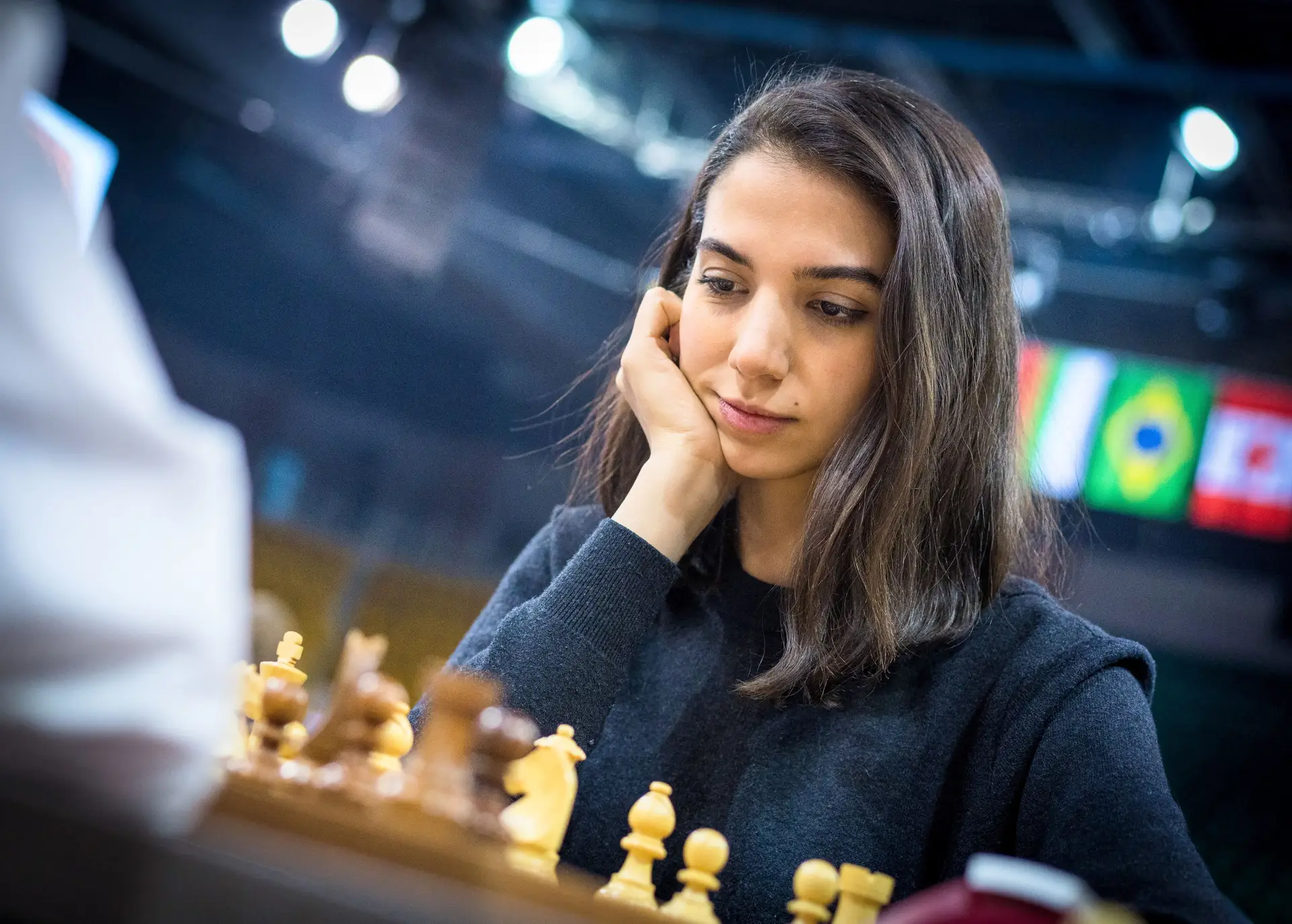 Jogadora de xadrez iraniana competiu num torneio sem o hijab e optou por não regressar ao país