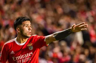 Enzo, o médio total que não deixa Rui Costa dormir