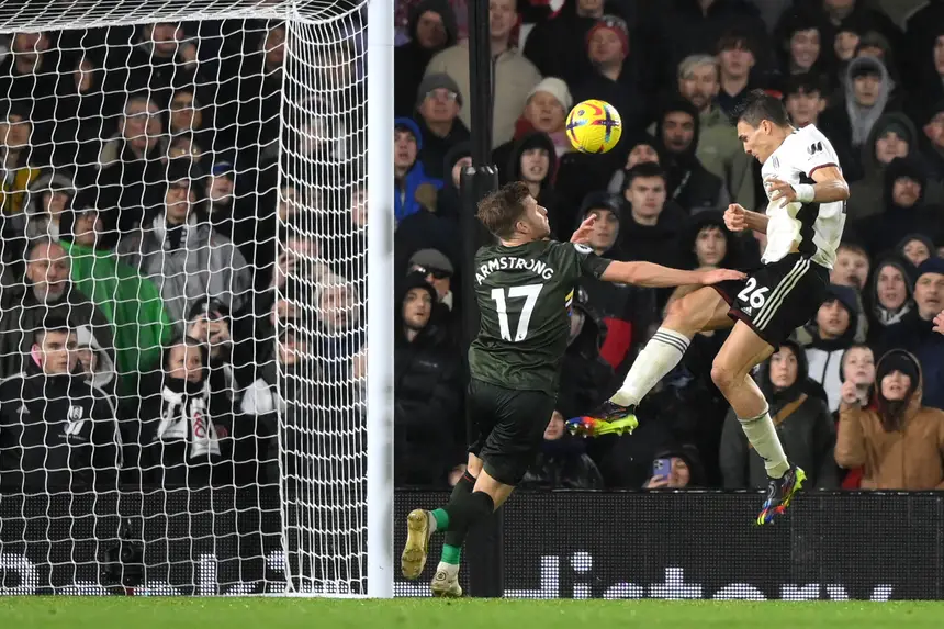 Tottenham vence com dez e é líder à condição antes do Arsenal-Man