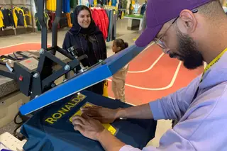 Uma camisola com o nome de Ronaldo é estampada na loja oficial do Al-Nassr