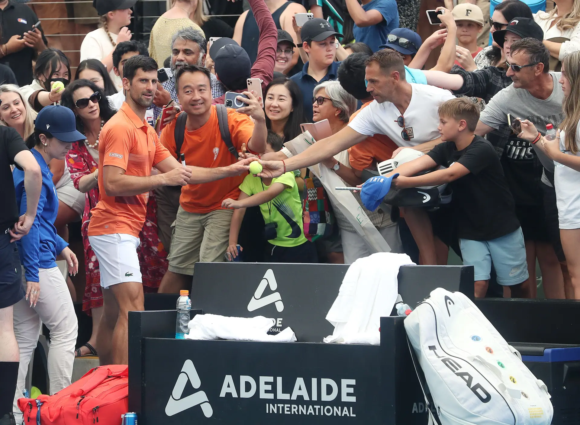 Teste em Adelaide superado: Djokovic perdeu em pares, mas reconquistou o público australiano