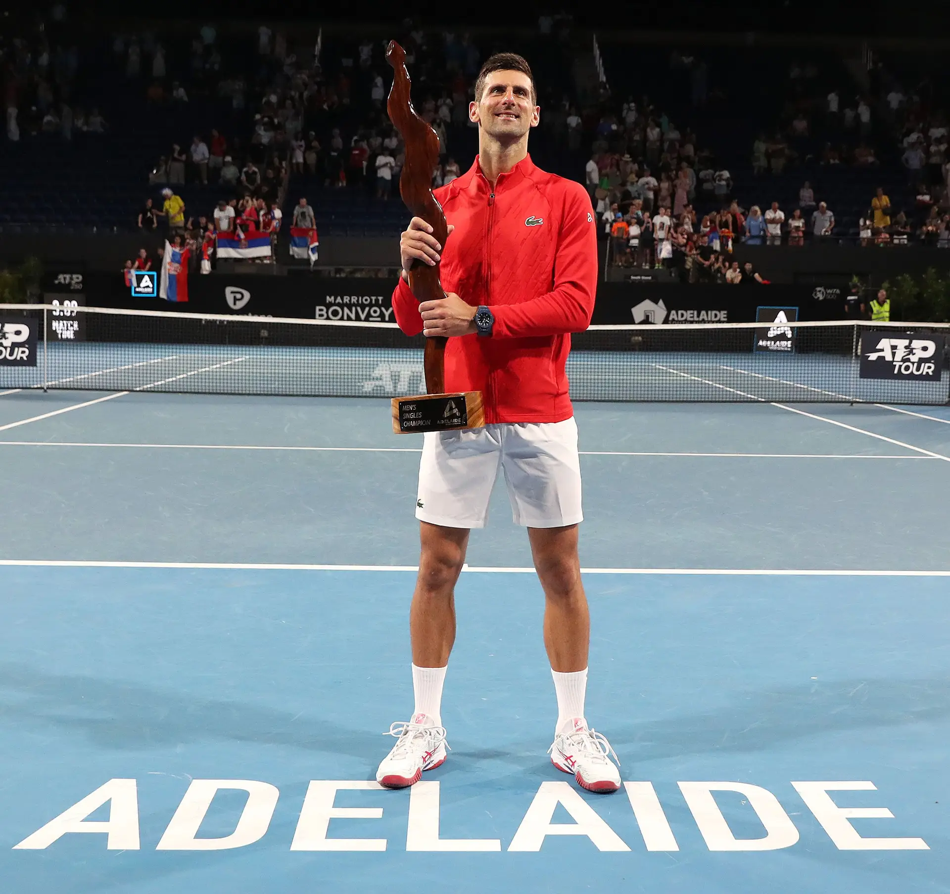 Djokovic vence em Adelaide e alcança Nadal com 92 títulos