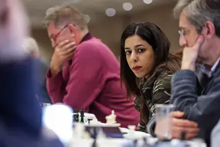 Bayat é a melhor árbitra de xadrez da Europa, mas deixou de ser ‘convocada’ desde que defendeu os direitos das mulheres no seu país: o Irão