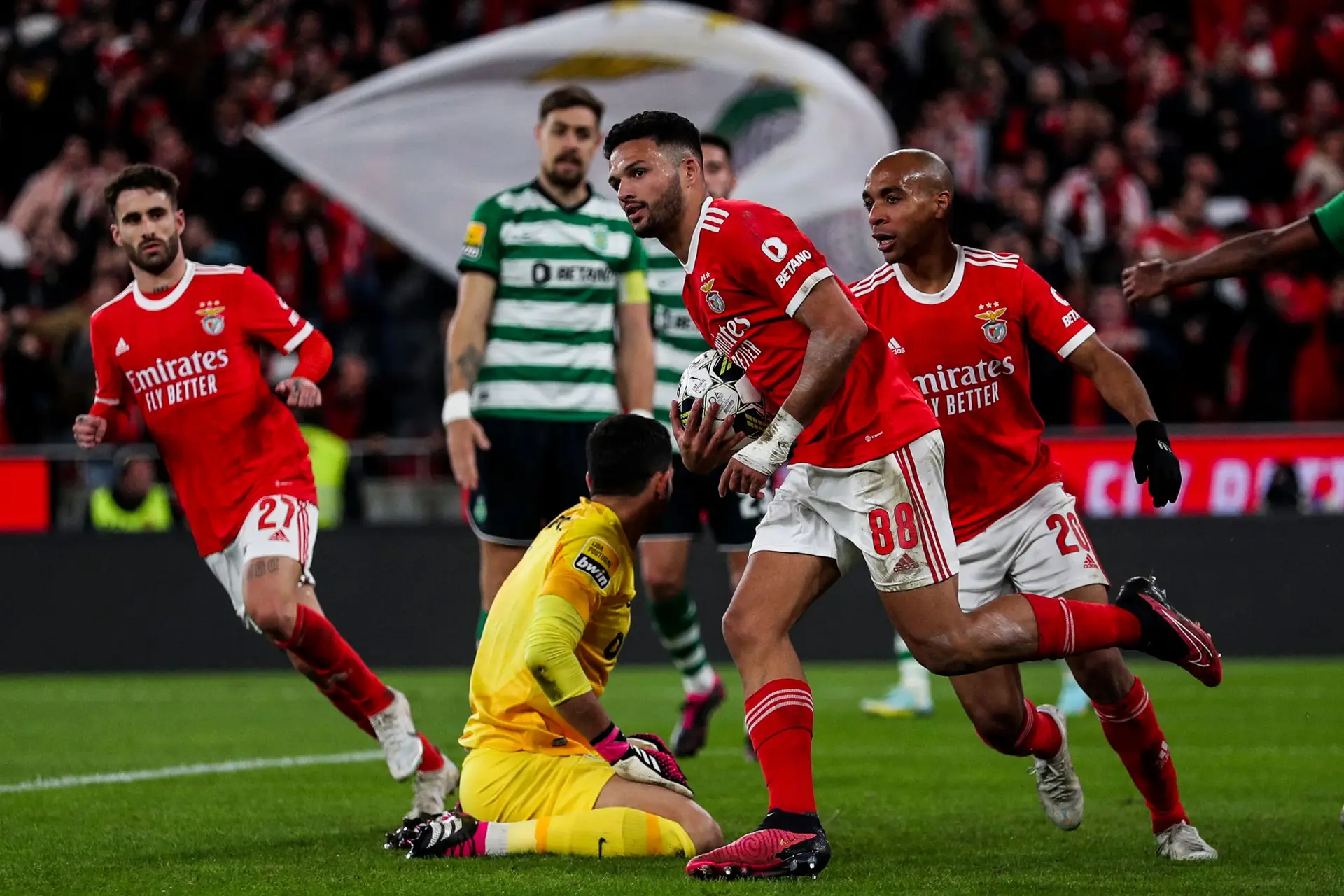 Benfica arrasa Sporting e aproxima-se da revalidação do título