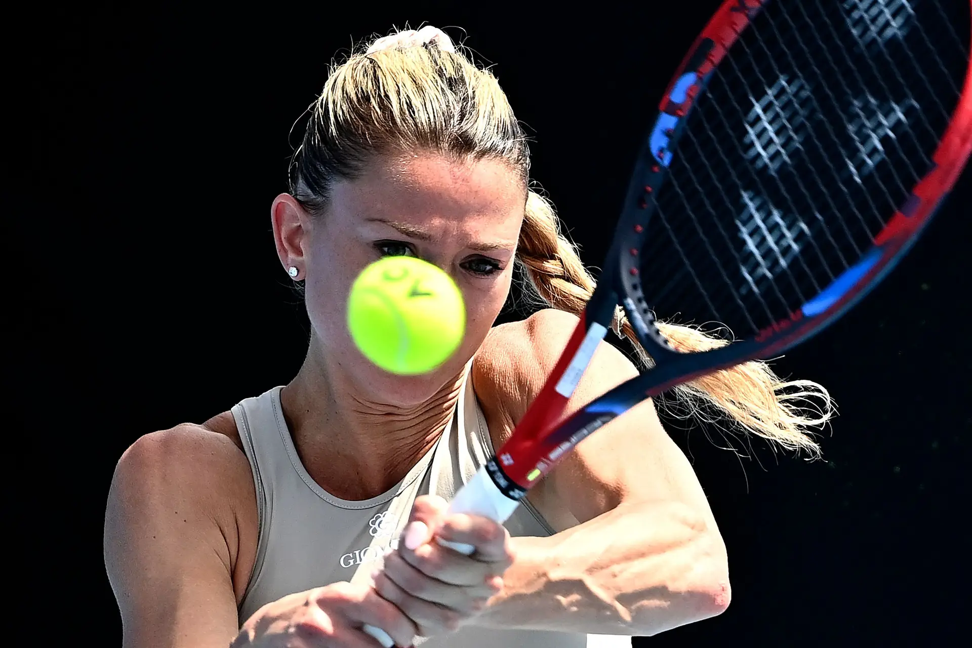 Camila Giorgi está na 2.ª ronda do Open da Austrália, mas é acusada de ter viajado com um falso certificado de vacinação contra a covid-19