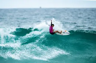 Azar de umas, sorte de outras: Teresa Bonvalot vai ao Havai surfar na primeira etapa do circuito mundial