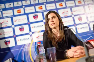 Entrevista a Helena Costa, coordenadora de scouting do Watford que “ainda não se livrou da droga” de ser treinadora