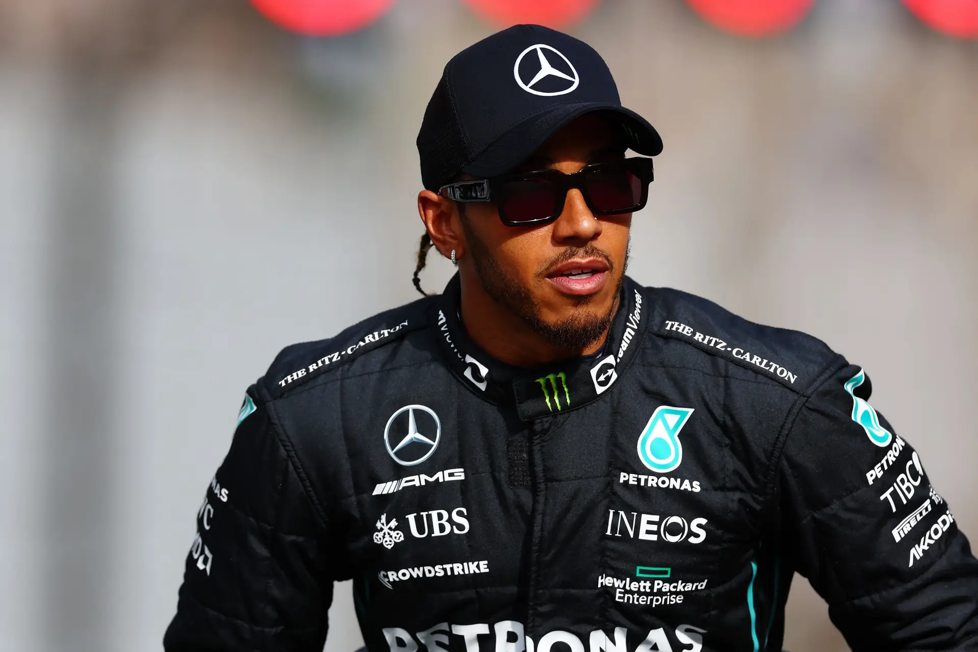 “Os golpes constantes, as coisas que te atiram, como bananas”: Lewis Hamilton recorda o bullying e o racismo sofrido em criança na escola