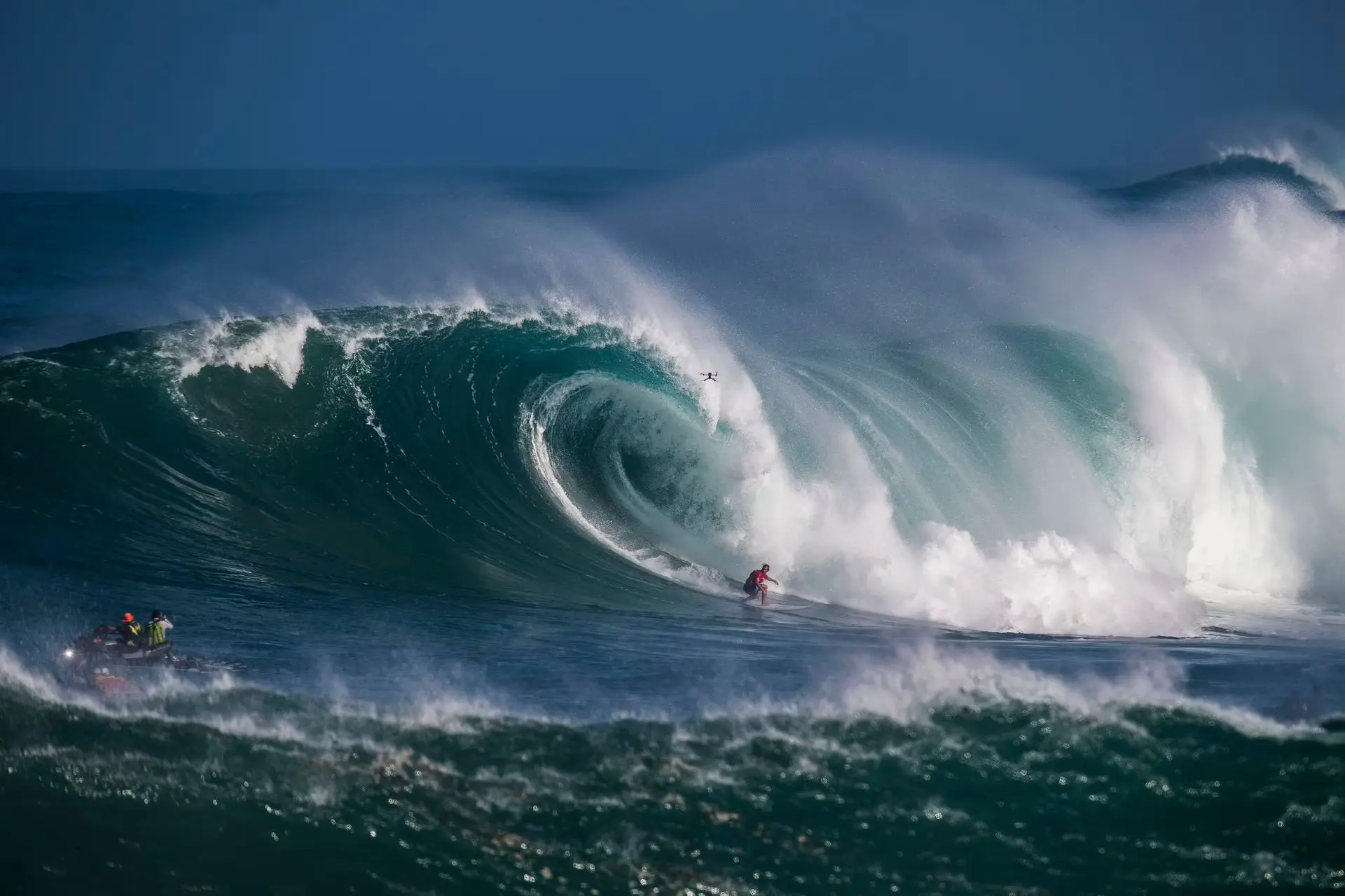 Este é o Eddie Aikau, “o Super Bowl do surf”, onde um nadador salvador local bateu alguns dos melhores do mundo - e um português se estreou