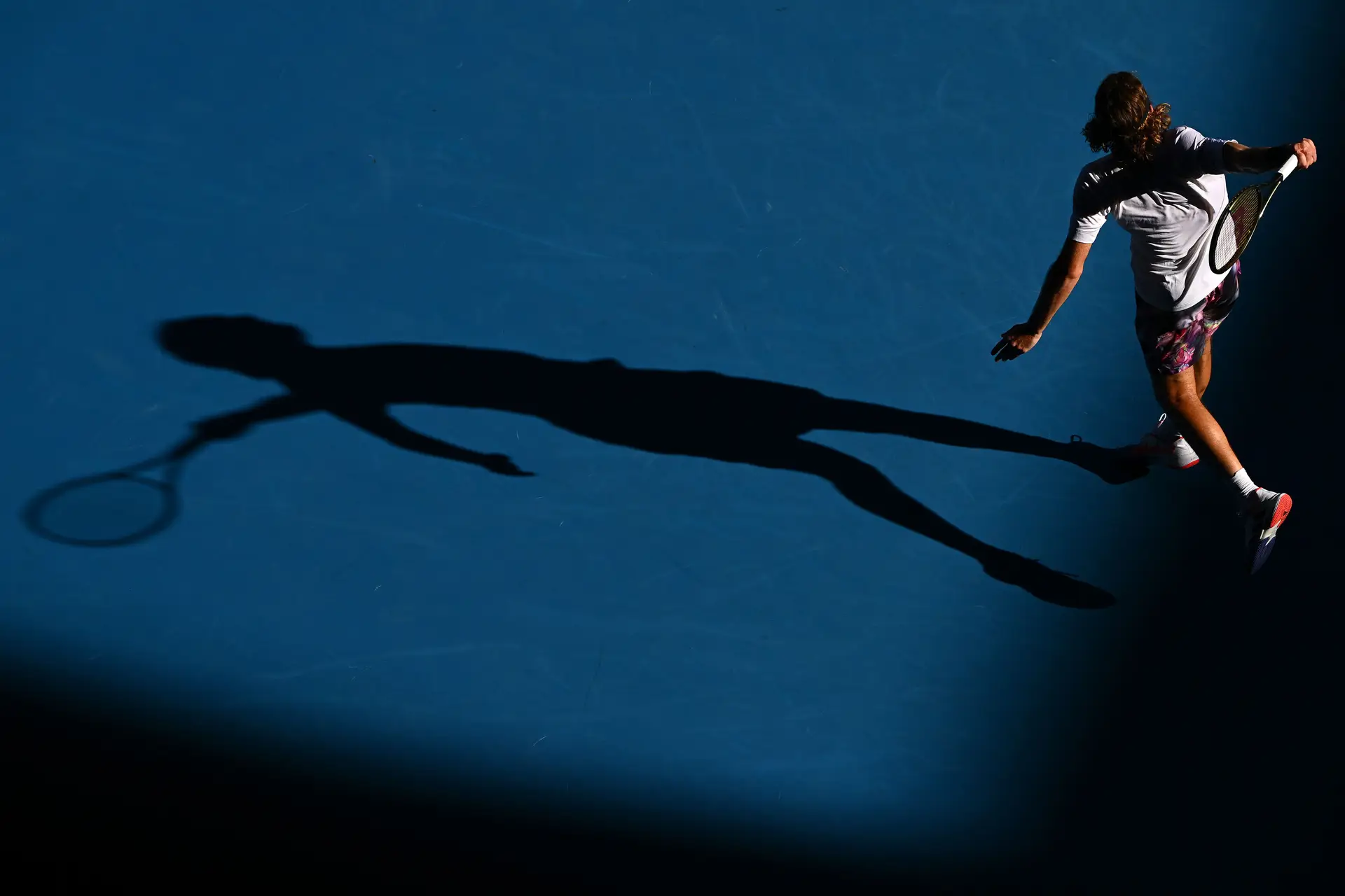 Tsitsipas, o zelador da esquerda a uma mão