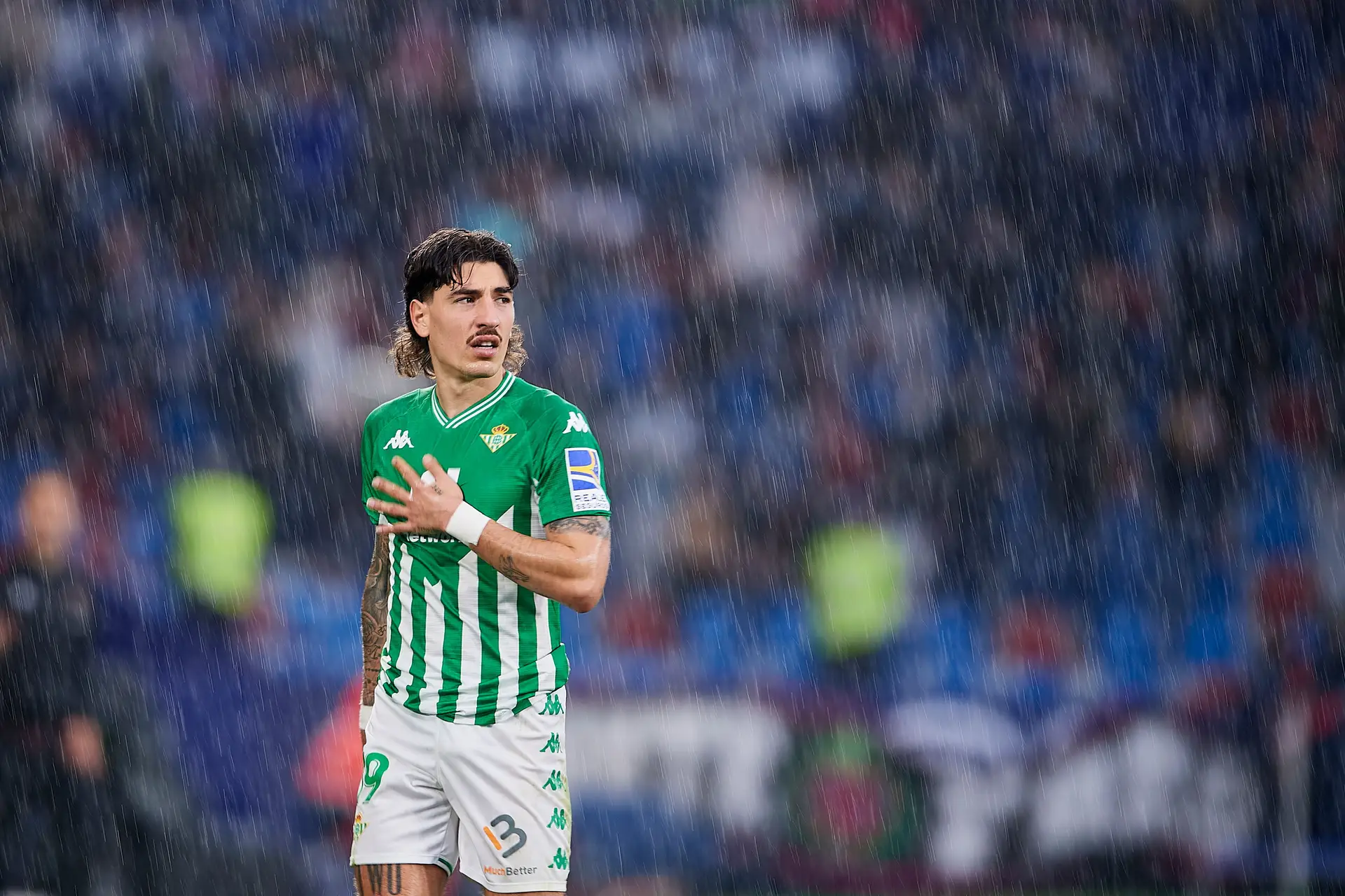 Héctor Bellerín aqui com a camisola do Bétis, onde jogou em 2021/22, cumprindo um sonho do pai, adepto do clube de Sevilha