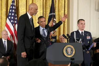 Barack Obama, imitando o 'skyhook' de Kareem Abdul-Jabbar na entrega da medalha presidencial da liberdade, em 2016