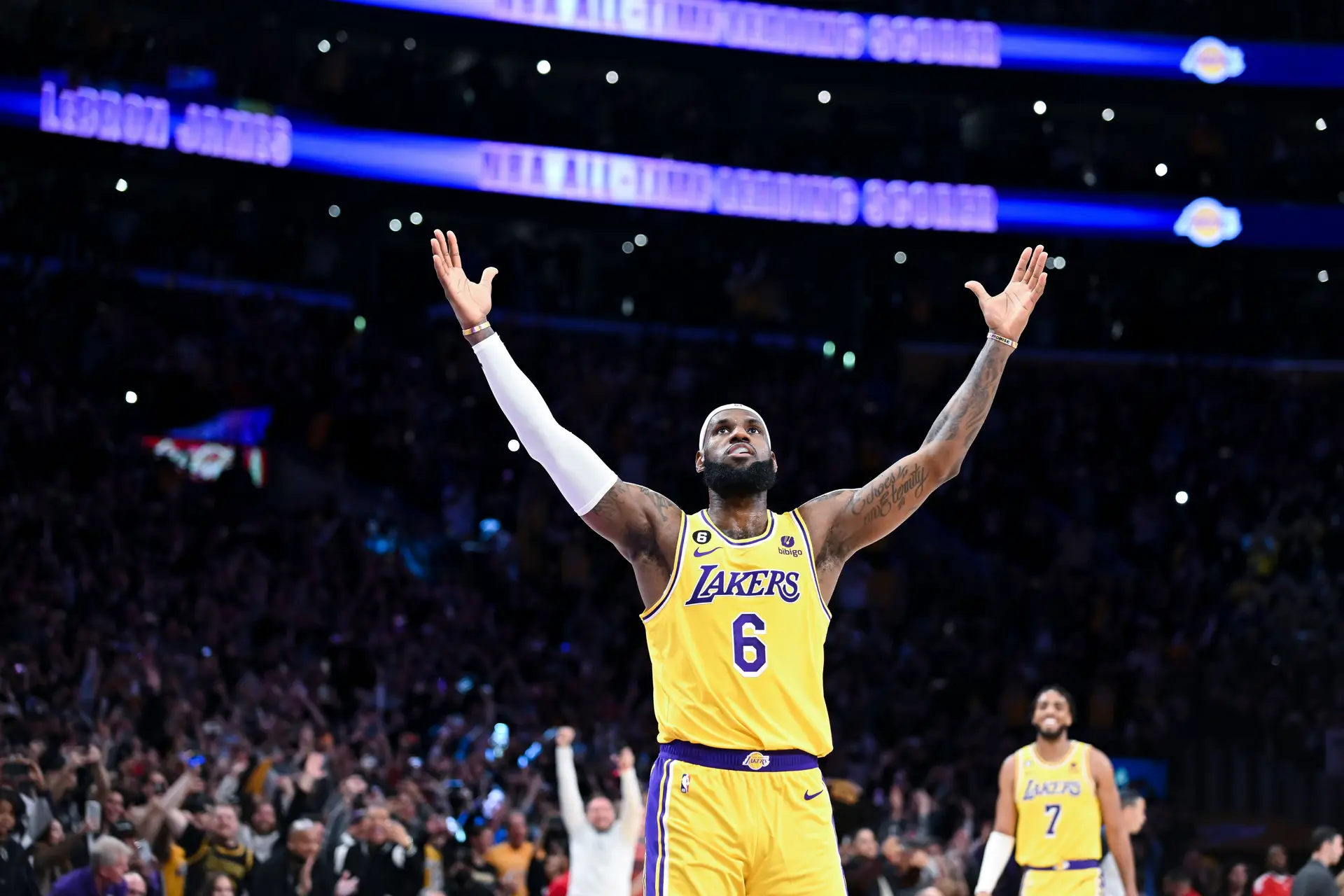 LeBron James segue fora dos Lakers por tempo indeterminado