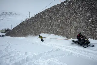 Carrinha atolada na neve? Não há problema, está ali um corrimão numa ponte para saltar a reboque de uma moto