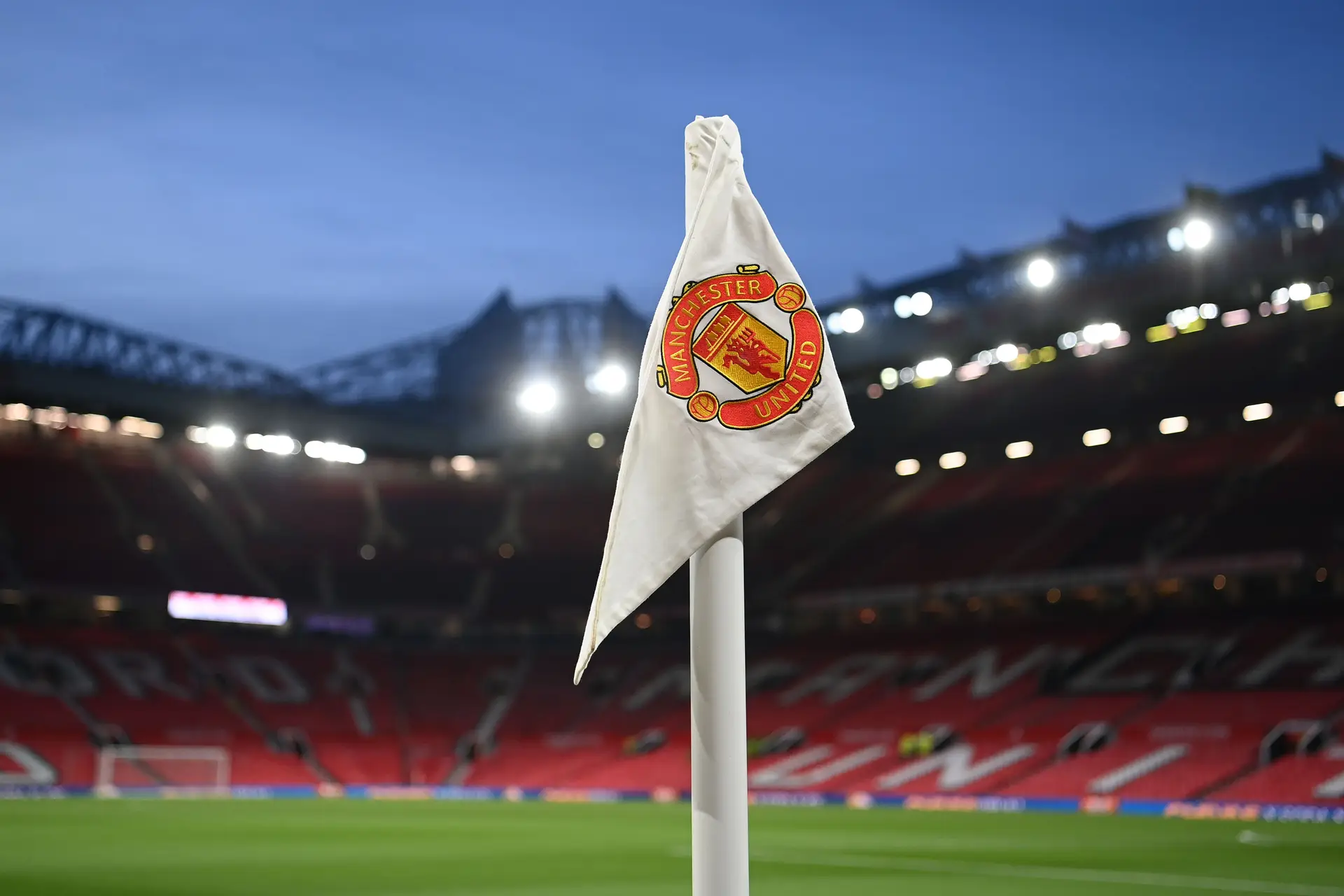 Emir do Catar é proprietário do PSG e quer comprar o Man. United. Regras da UEFA dificultam o negócio, mas já se tenta dar a volta à questão
