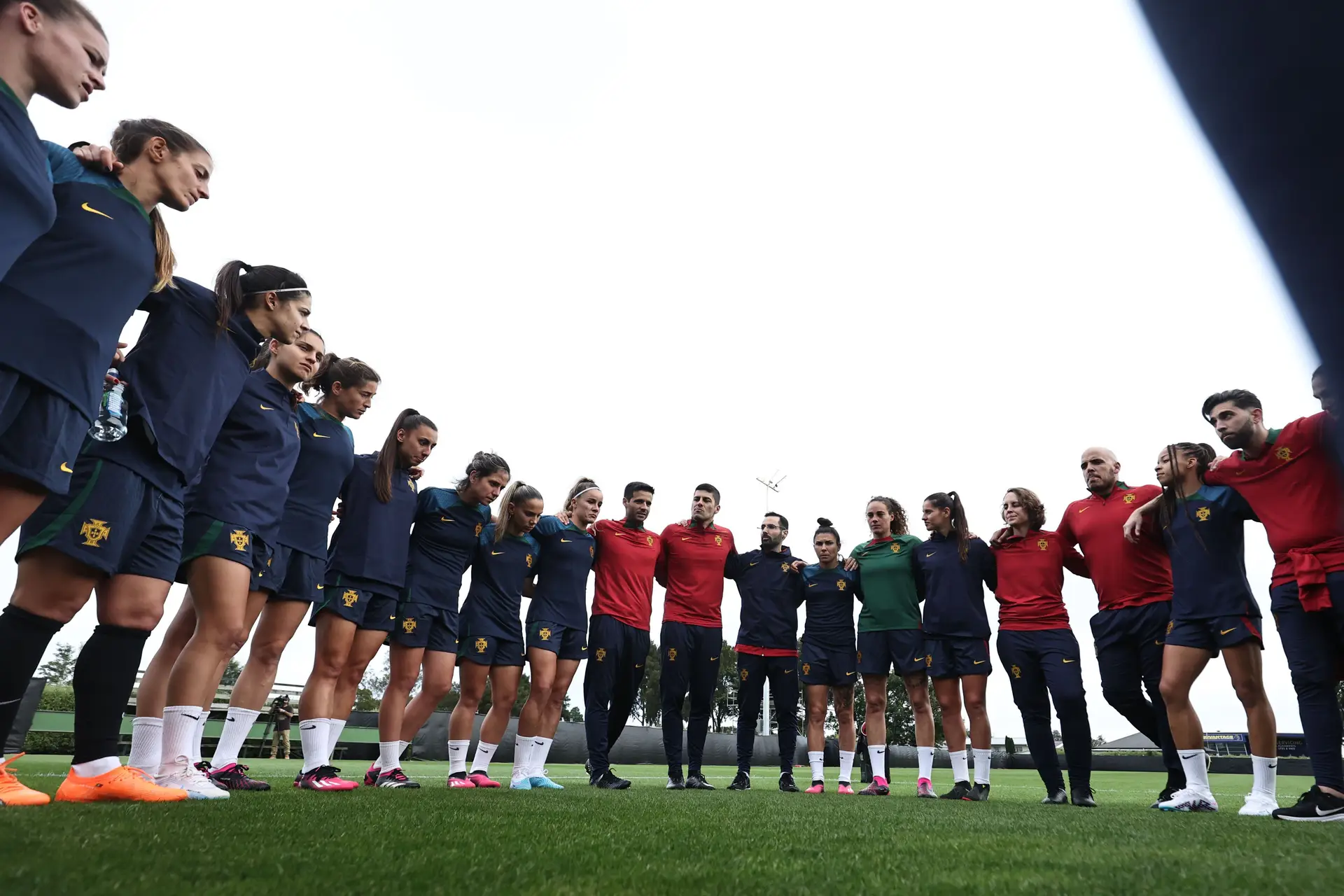 Um ciclone vai passar na Nova Zelândia, a seleção nacional está fechada num hotel e espera cinco jogadoras cujos voos foram adiados