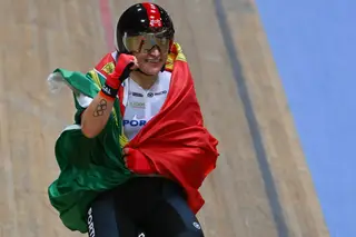 Tata Martins, envolta na bandeira de Portugal, celebra a medalha de ouro na prova de scratch dos Europeus de pista