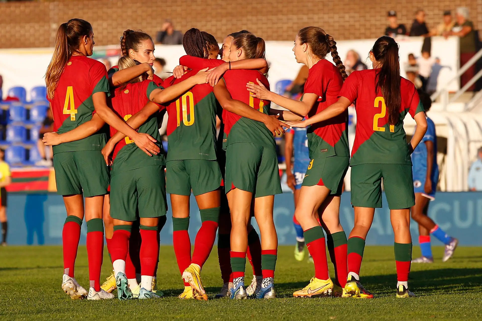 Em meio a treinos, seleção feminina faz foto oficial da Copa do Mundo