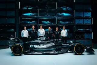 A Mercedes volta a trocar o prata pelo preto mas desta vez a razão é só uma: desempenho. E não são os únicos