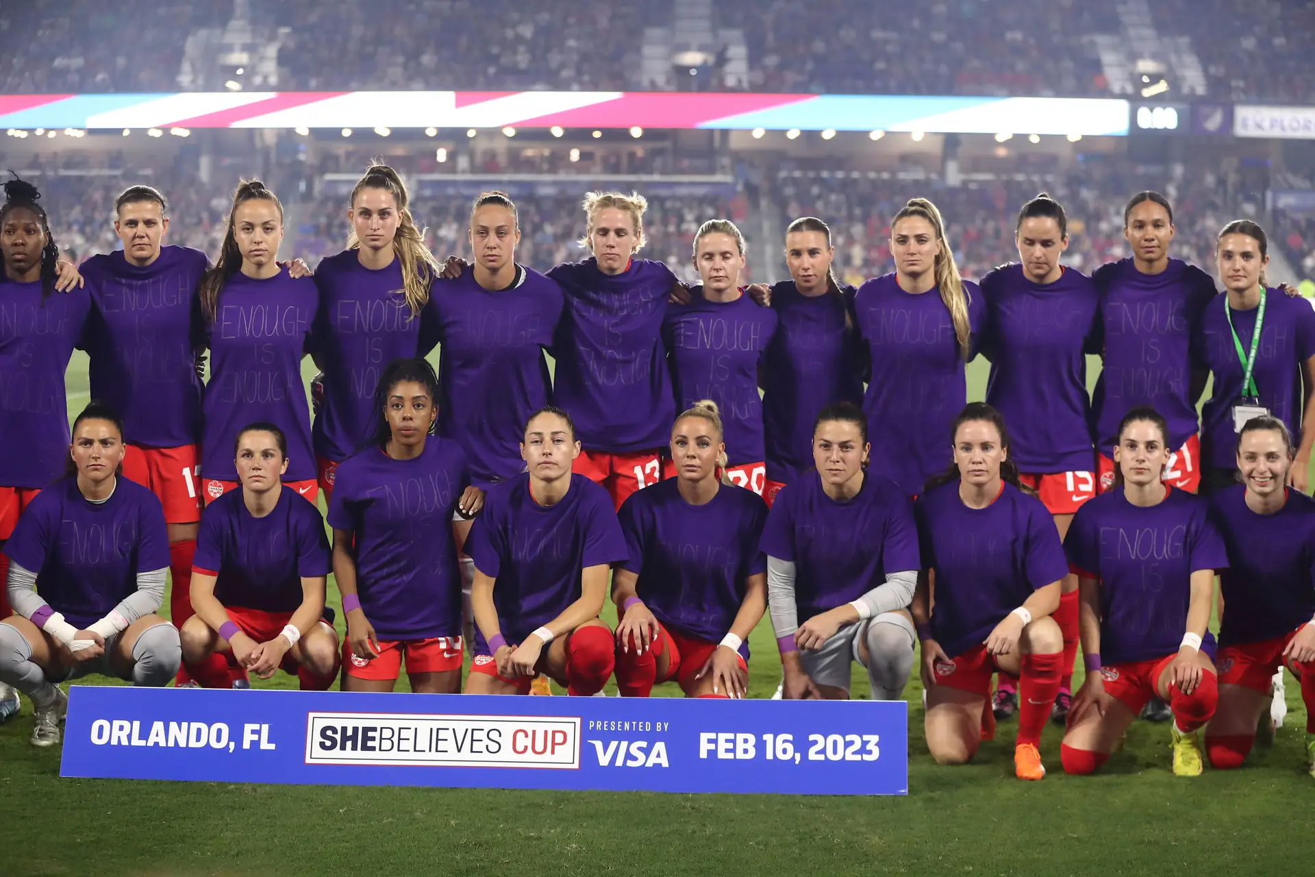 Jogadoras da seleção do Canadá com camisolas de protesto onde se lê "Enough is enough", antes da partida contra os EUA