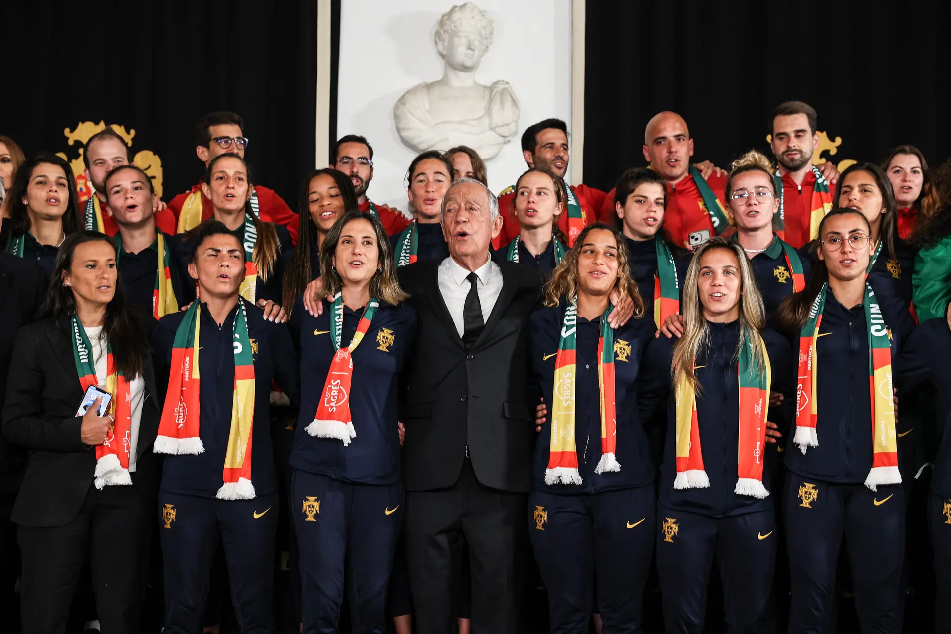 As jogadoras foram recebidas por Marcelo, que pegou no telemóvel de Kika para a selfie: “Sou do tempo em que futebol feminino era ficção”