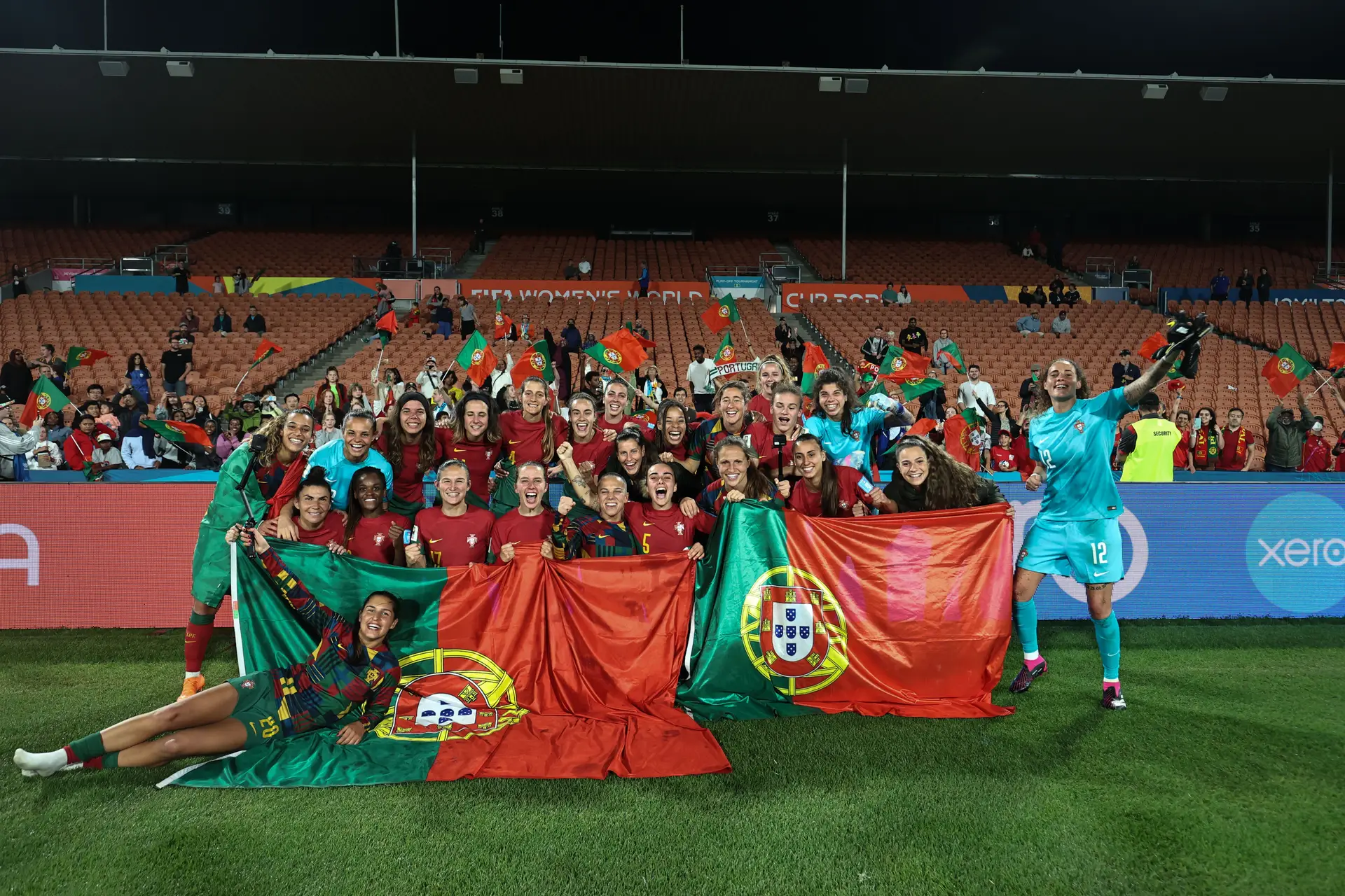 Seleção feminina regressa a Lisboa após participação no Mundial - SIC  Notícias