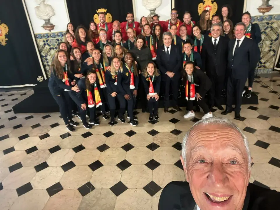 As jogadoras foram recebidas por Marcelo, que pegou no telemóvel de Kika para a selfie: “Sou do tempo em que futebol feminino era ficção”