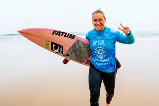 Uma portuguesa sucede a outra: Yolanda Hopkins é campeã europeia de surf
