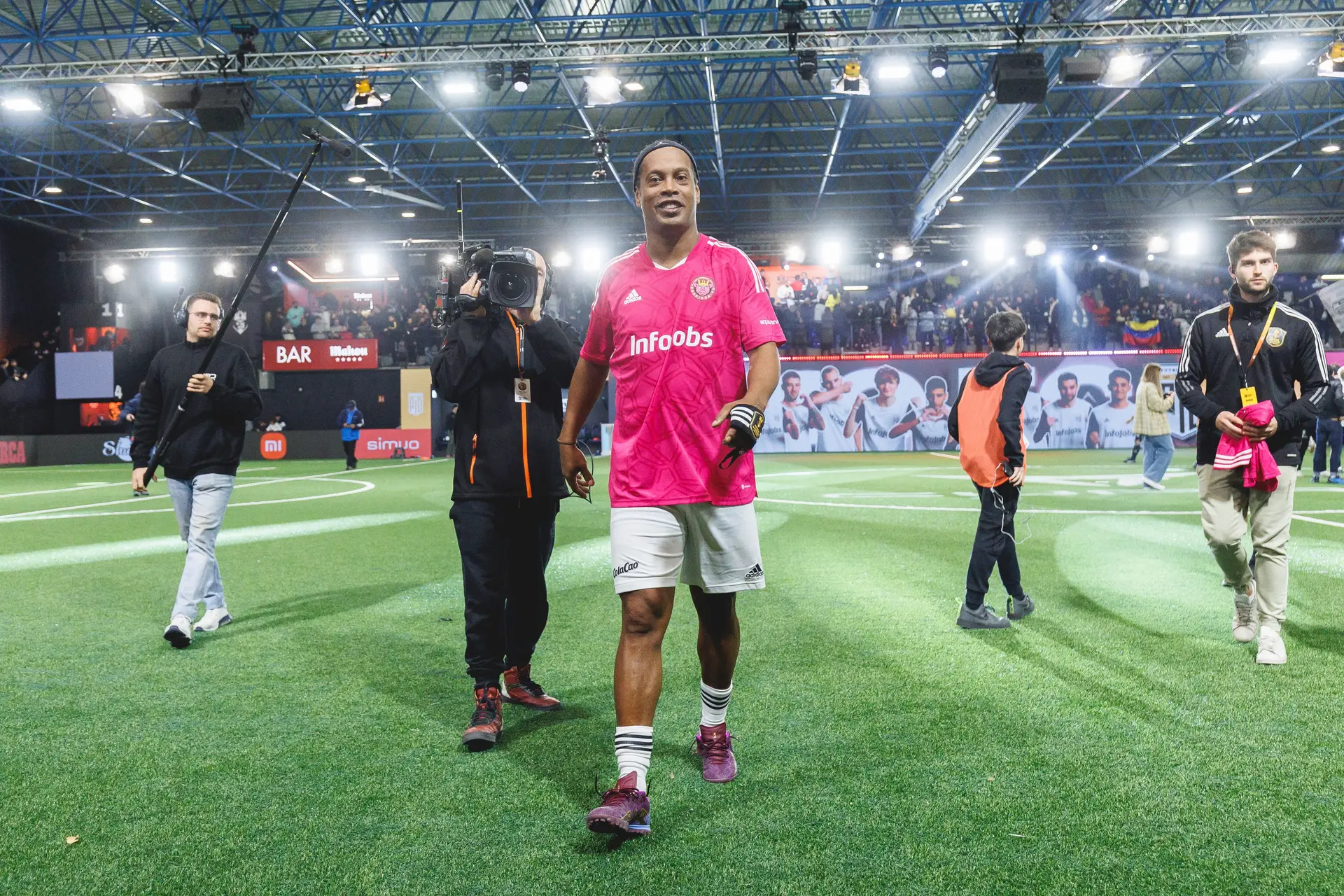 Dentro do “circo” da Kings League, o “futebol + espetáculo” criado por Piqué onde participam Ronaldinho, Casillas ou Agüero