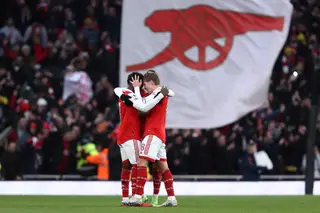 A poucos dias da visita a Alvalade, Arsenal vira um 0-2 e mantém fôlego na liderança da Premier League