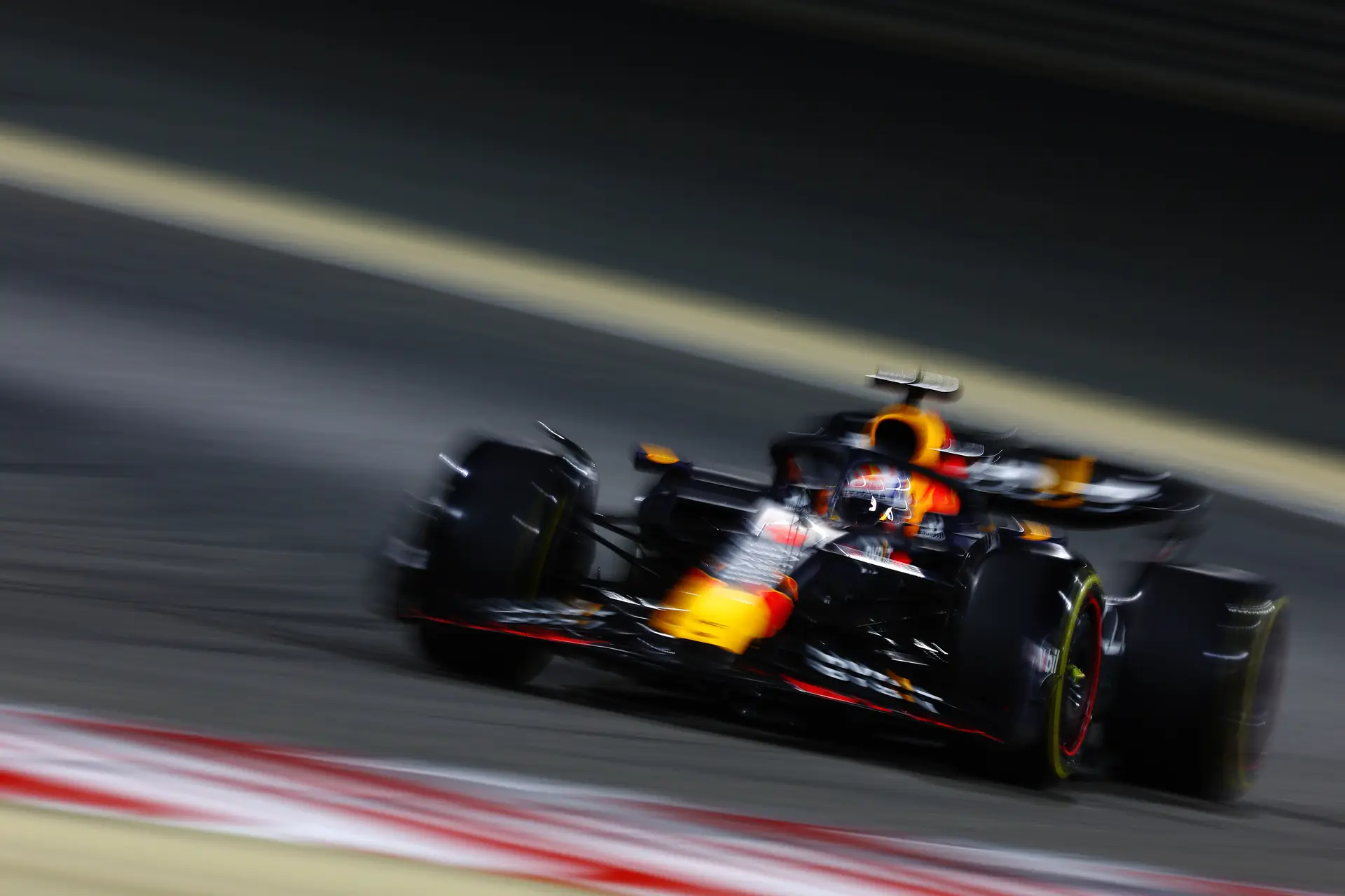 GP do Bahrein: Verstappen comemora pole position após 'começo difícil