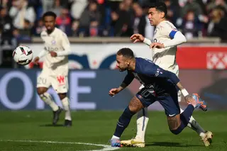 O momento em que Neymar se lesiona no tornozelo direito no jogo contra o Lille
