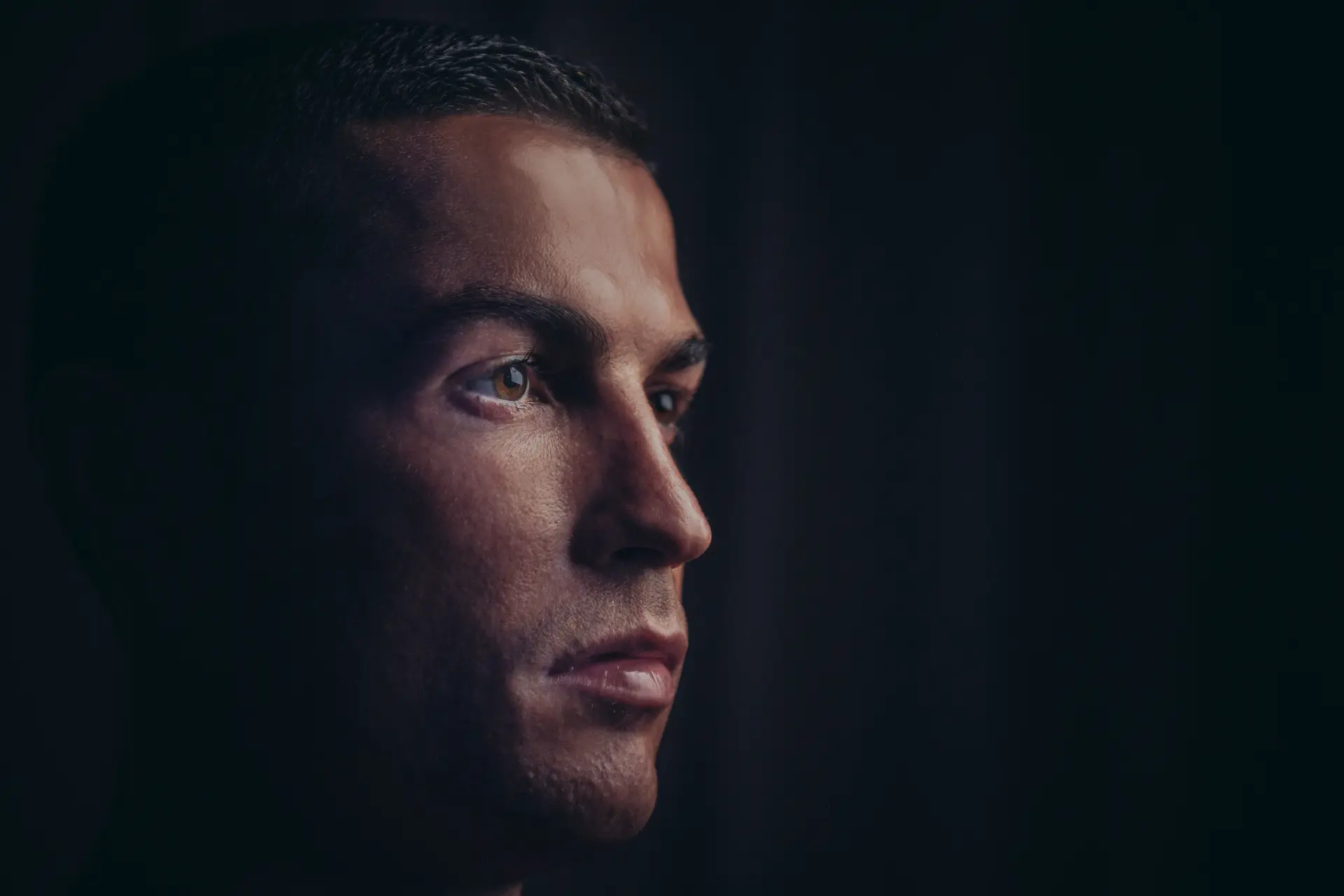 <span style="color:#e4bb81">Cristiano Ronaldo</span> <br>O mundo a seus pés