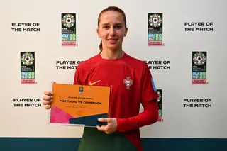 Tatiana Pinto com o prémio de melhor em campo do decisivo Portugal - Camarões, que garantiu a qualificação para o Mundial 2023