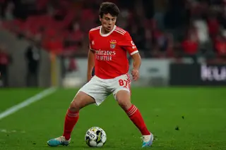 João Neves, o adolescente de camisola para dentro dos calções do Benfica que “se sente como peixe na água” a competir