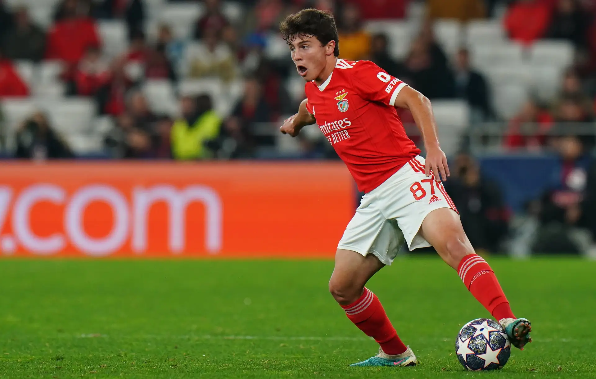Schmidt chama João Neves para o onze do Benfica