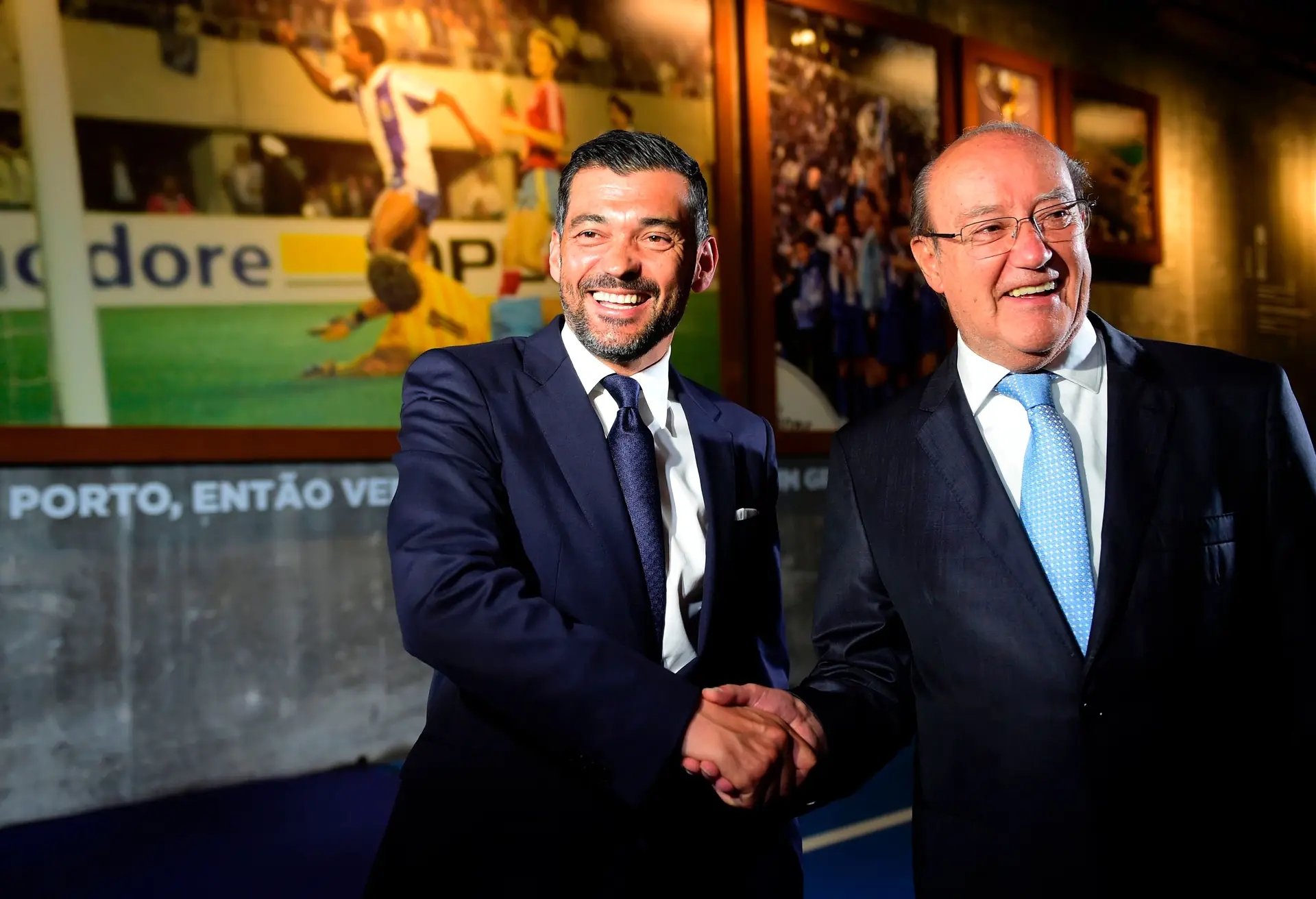 Pinto da Costa a dar um aperto de mão a Sérgio Conceição, em 2017, durante a apresentação do último como novo treinador do FC Porto