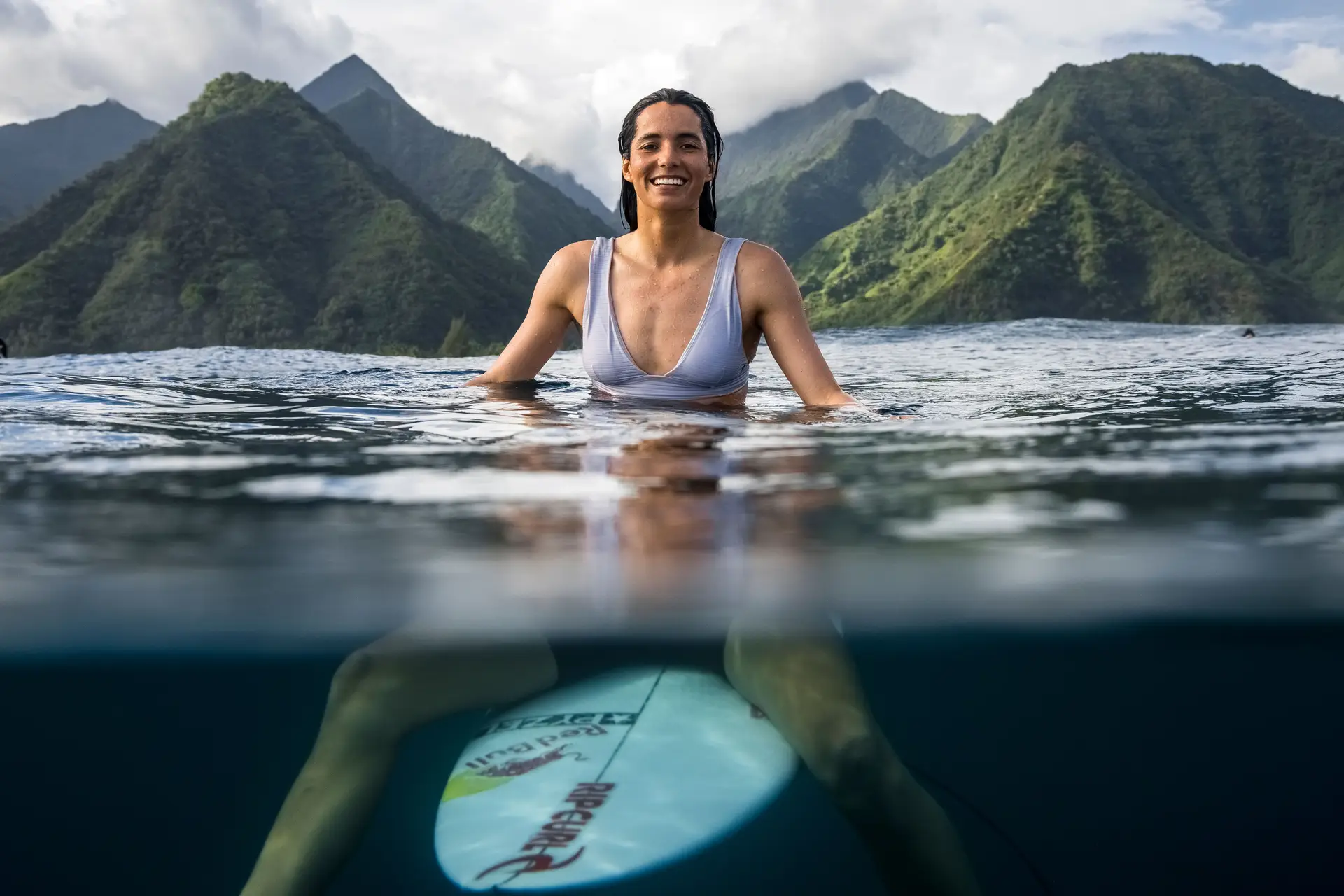 Teresa Bovanlot a boiar em Teahupo'o, no Taiti, onde será a prova de surf dos próximos Jogos Olímpicos, em 2024