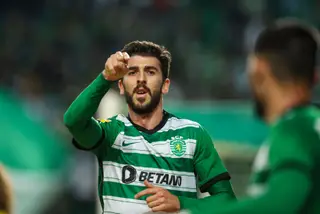 Que levantem a mão os que sabem o que é correr para uma bola enquanto se organiza um funeral